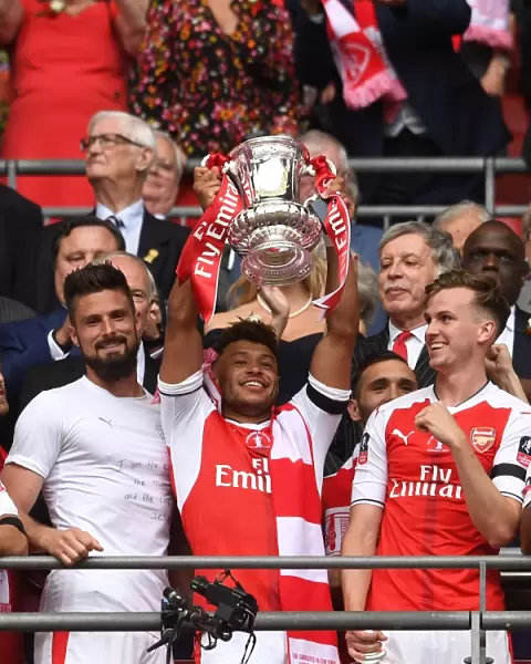 Alex Oxlade-Chamberlain (Arsenal) lifts the FA Cup. Arsenal 2: 1 Chelsea. FA Cup Final