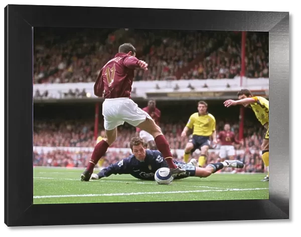 Van Persie's Thrilling Goal: Arsenal Crushes Aston Villa 5-0