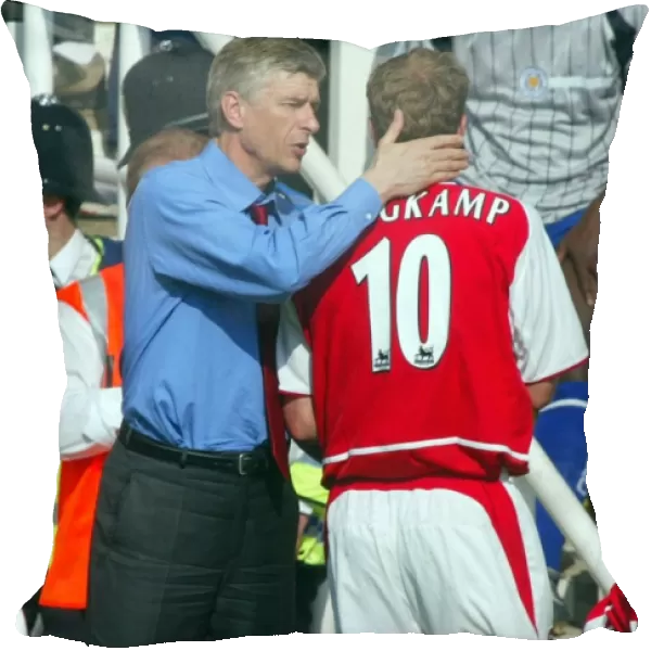 Arsene Wenger and Dennis bergkamp (Arsenal). Arsenal 2: 1 Leicester City