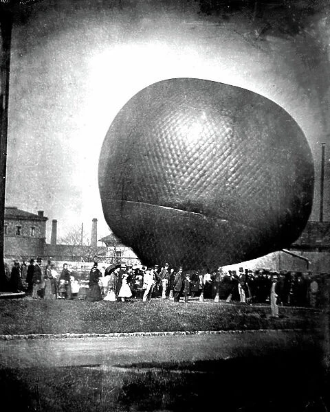 France, Ile-de-France, Paris (75): launch of a Nadar type ball, animated view with many curious in top hat and a crinoline dress, 1870 - NADAR balloon