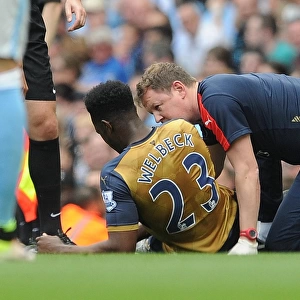 Danny Welbeck (Arsenal) is treated by Physio Colin Lewin. Manchester City 2: 2 Arsenal