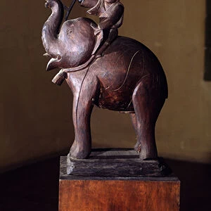 The elephant at the time of Lien Hiep. 17th century wooden sculpture. 40 cm