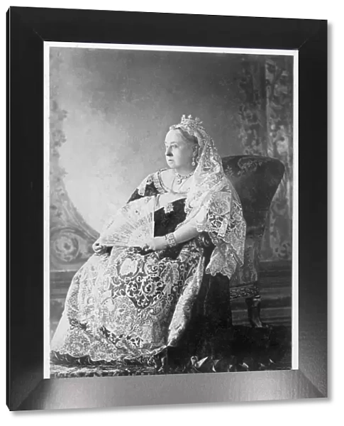 Queen Victoria in full State Robes D880020b