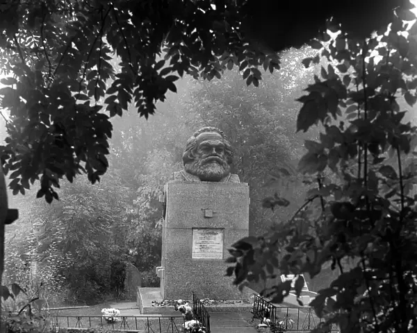 Tomb of Karl Marx, Highgate Cemetery a074709