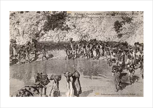 Mali - Timbuktu - The Ponds (Mares) - Fetching water