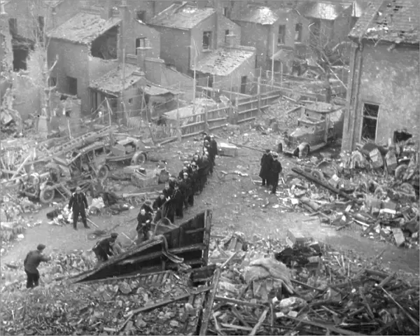 Blitz in London -- pulling debris clear, WW2