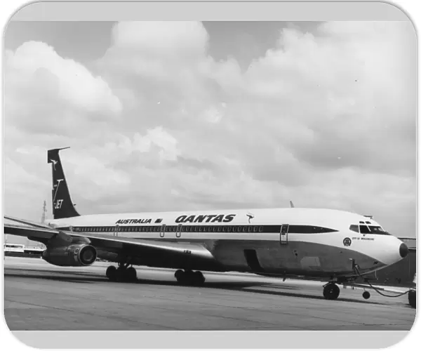Boeing 707-338C - Qantas
