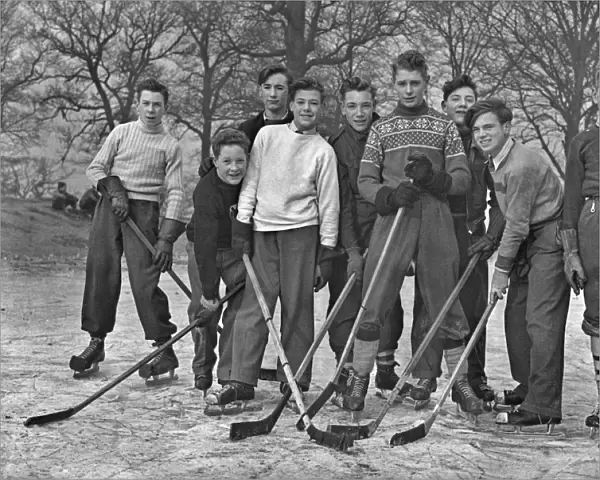 Group photo of young men playing ice hockey