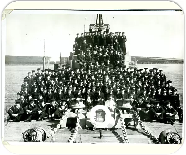 Group photo, HMS Musketeer, Scapa Flow, WW2