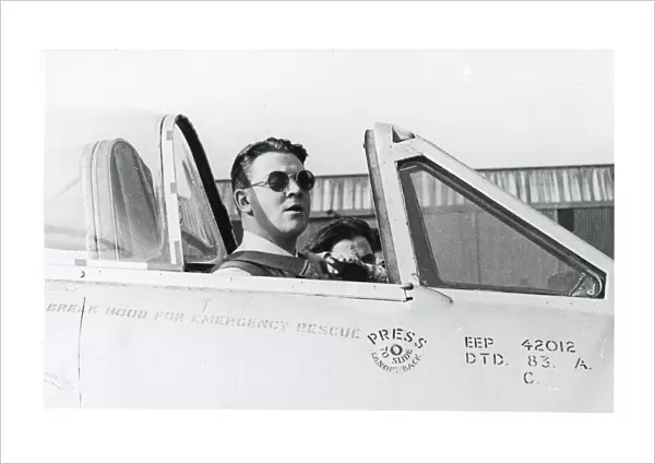 Wing Commander Roland Beamont in de Havilland Vampire
