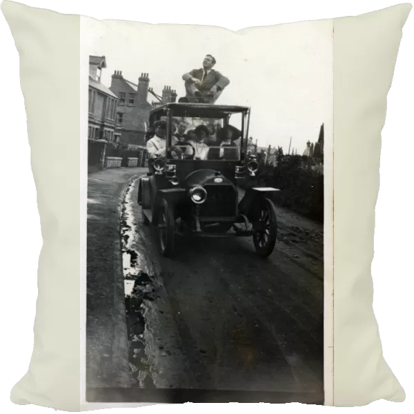 Morris Vintage Car - Towing Caravan