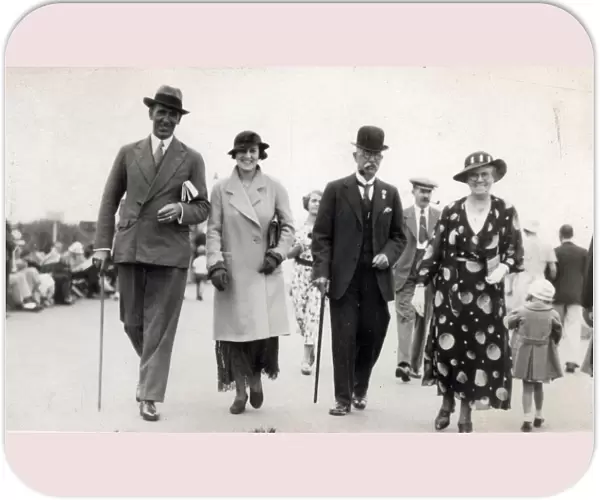 Super-smart chic 1930s British holidaymakers