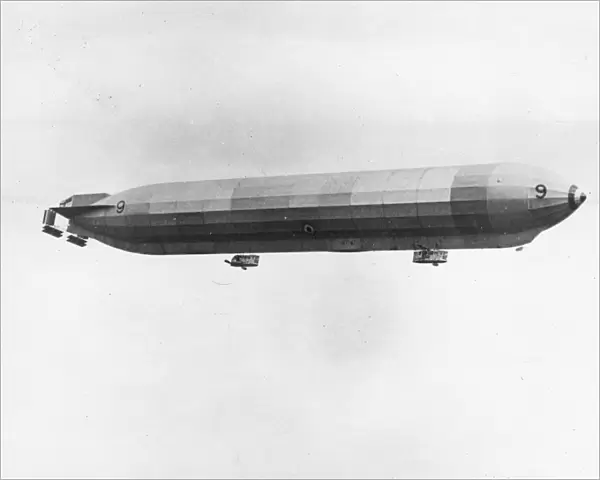 British rigid airship No. 9 in flight, WW1