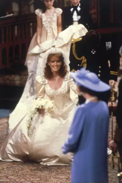 Royal Wedding 1986 - Fergie curtseys to the Queen