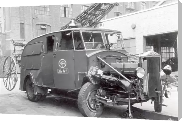 NFS (London Region) damaged Shoreditch fire engine, WW2