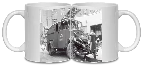 NFS (London Region) damaged Shoreditch fire engine, WW2