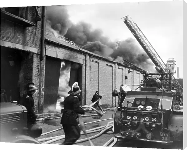 LFB at 25 pump fire, warehouse in Fulham