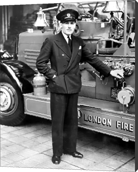 LCC-LFB station officer standing by Lambeths TL