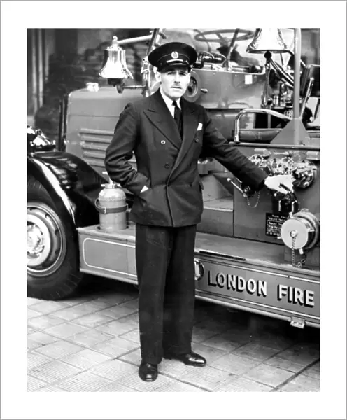 LCC-LFB station officer standing by Lambeths TL