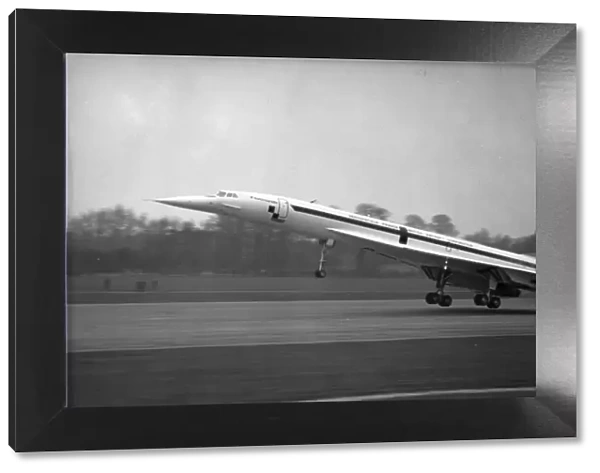 Concorde 01 G-AXDN makes its first take-off from Filton