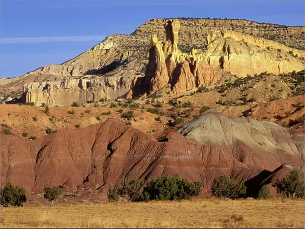 Dinosaurs - Geology Sedimentary sequence at Ghost Ranch, New Mexico: Triassic Chinle Formation (red, foreground); Jurassic Entrada Formation (red / white cliffs); Jurassic Morrison Formation (slopes)