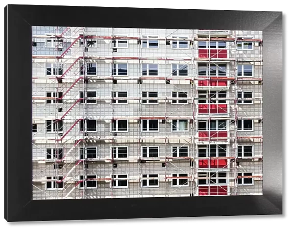 Scaffolding on a block of flats F008  /  2065