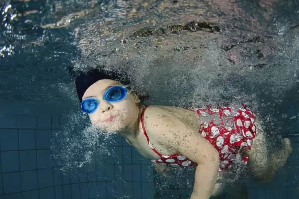 girl swimming underwater C017  /  1264