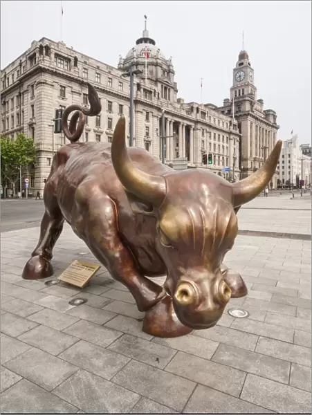 The Bund Bull in front of the Shanghai Pudong Development Bank and Customs House, The Bund, Shanghai, China, Asia