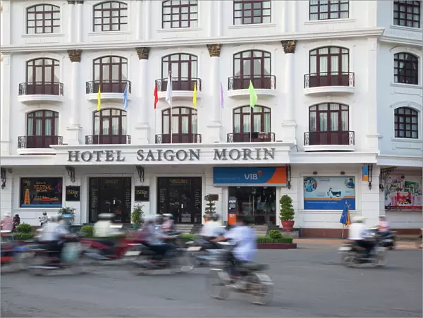 Traffic passing Hotel Saigon Morin, Hue, Thua Thien-Hue, Vietnam, Indochina, Southeast Asia, Asia