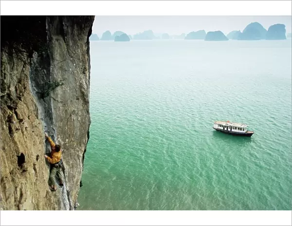 Rock climber, Halong Bay (Ha-Long Bay) (Ha Long Bay), UNESCO World Heritage Site