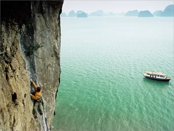Rock climber, Halong Bay (Ha-Long Bay) (Ha Long Bay), UNESCO World Heritage Site