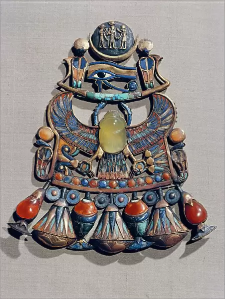 Pectoral in gold cloisonne with semi-precious stones and glass-paste, with winged scarab