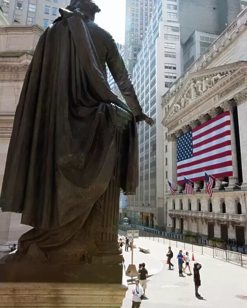 Statue of George Washington in front of Federal Hall, Wall Street, with the New York Stock Exchange behind, Manhattan, New York City, New York, United States of America