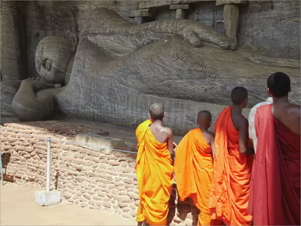 Monks looking at reclining Buddha statue, Gal Vihara, Polonnaruwa, UNESCO World Heritage Site, North Central Province, Sri Lanka, Asia