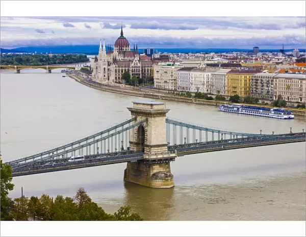 Chain bridge across the River Danube, Budapest, Hungary, Europe