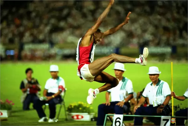 Mike Powell breaks the long jump World Record