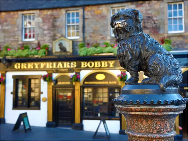 Statue of Greyfriars Bobby and pub on Candlemaker Row, Edinburgh, Scotland