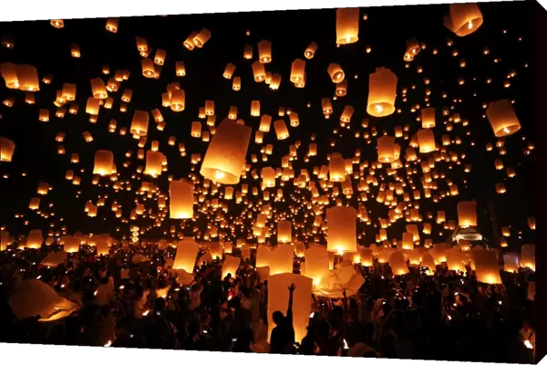 Sky Lanterns at Yee Peng Sansai, Loy Krathong, Floating Lantern Ceremony, Mae Jo, Chiang Mai, Thailand