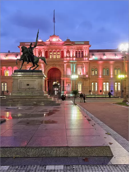 Argentina, Buenos Aires, Twilight view of the Casa Rosada on Plaza de Mayo