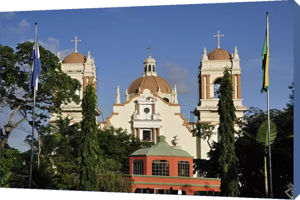 Catedral San Pedro Sula at Parque Central, San Pedro Sula, Honduras, Central America