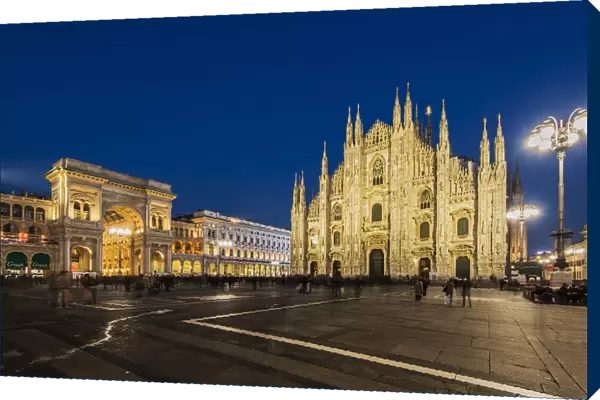 Night view of Piazza del Duomo, Milan, Lombardy, Italy