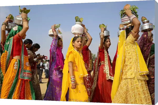 Asia, India, Rajasthan, Jaisalmer, desert festival, women parade in traditional clothing