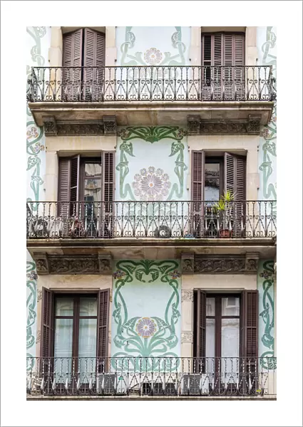 Facade of Casa Jaume Sahis, a modernist building located in the Eixample neighborhood
