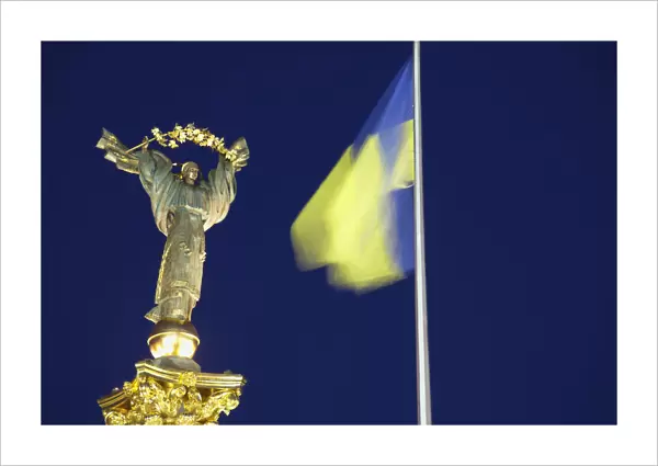 Monument to Berehynia and Ukrainian flag in Independence Square (Maydan Nezalezhnosti)