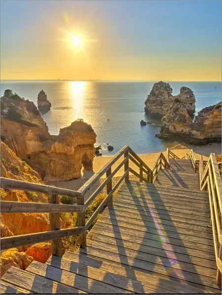 Portugal, Algarve, Lagos, sunrise over Camilo Beach (Praia do Camilo)