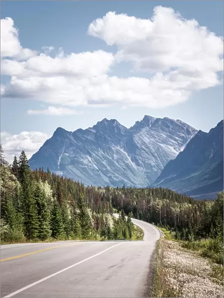 Icefields Parkway scenic route in the Canadian Rockies, alberta, Canada