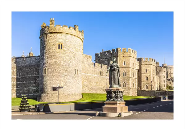 Queen Victoria Statue and Windsor Castle, Windsor Great Park, Windsor, Berkshire