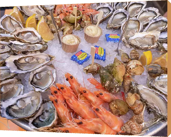 Restaurant serving a plateau de fruits de mer, Le Panier de Marseille, Marseille, Provence-Alpes-Cote d'Azur, France
