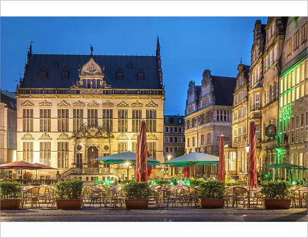 Street cafes and Haus Schuetting on the market square in the evening, Bremen, Germany