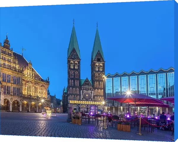 Street cafes on the market square with town hall and St. Petri Cathedral in the evening, Bremen, Germany